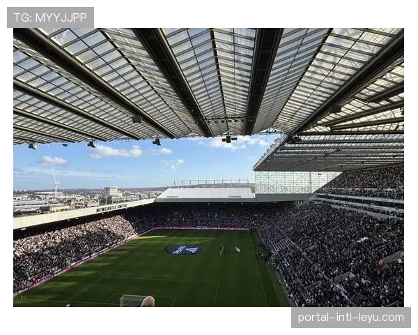 暖心一幕:布莱顿球迷为重伤复出的对手球员送上掌声